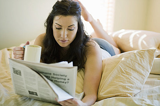 女人,读报,床上,杯子