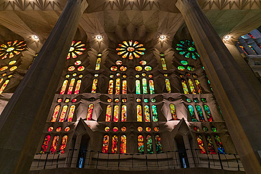 巴塞罗那高迪建筑圣家堂精美的玻璃窗