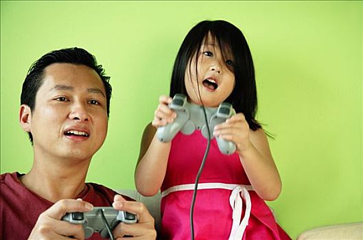 父亲,女儿,并排,玩电玩