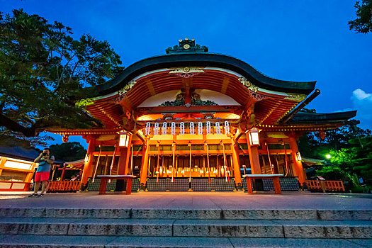 日本京都伏见稻荷大社币殿夜景