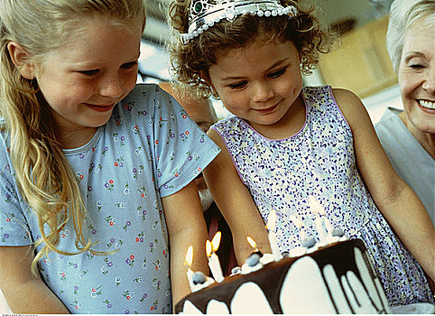 两个女孩,生日蛋糕