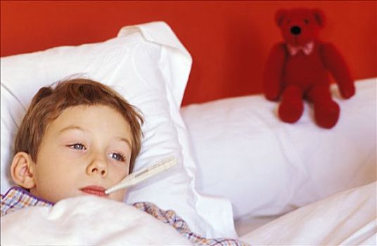 男孩,卧,床上,体温计,嘴,红色,泰迪熊,垫子