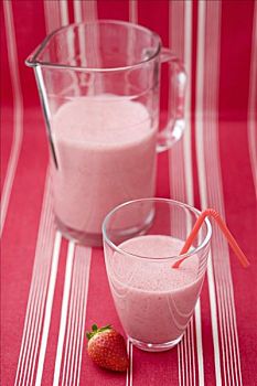 草莓牛奶,玻璃杯,吸管,玻璃罐,草莓