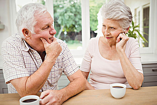 老年,夫妻,交谈,相互,咖啡,厨房