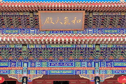中国山东省蓬莱三仙山景区复古建筑彩绘斗拱