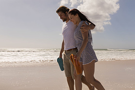 浪漫,高兴,年轻,情侣,走,海滩,鞋