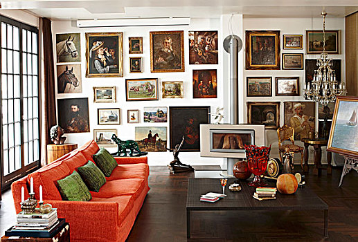 大,画廊,油画,客厅,橙色,沙发,古式物品,水晶,吊灯,原木,炉子