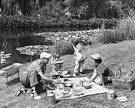 家庭,野餐,靠近,水塘