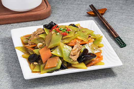 中式家常菜肴莴笋胡萝卜木耳炒肉片