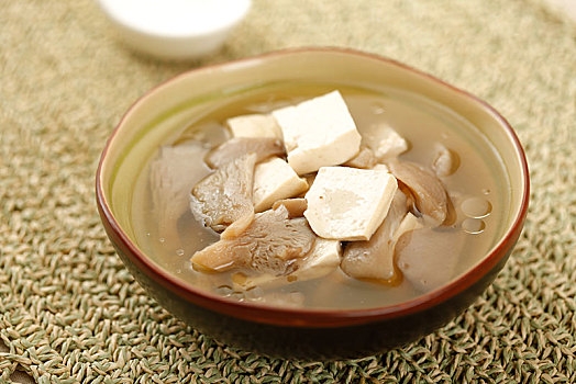 平菇豆腐汤