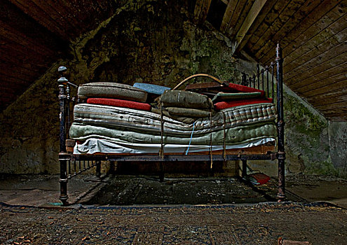 老式,铁,床,堆,褥垫,垫子,阁楼,早晨,安特里姆郡,北爱尔兰,2008年