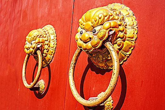一对中国红色双开门镀金狮头铜门环
