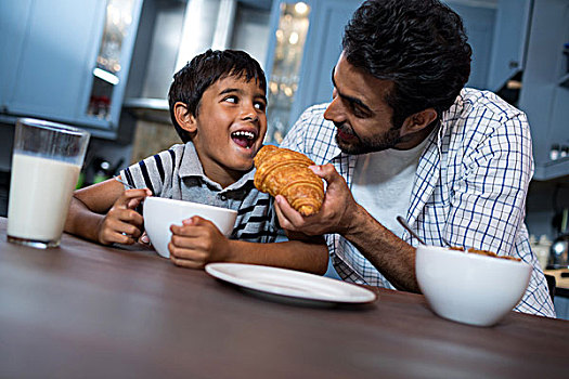 微笑,父亲,喂食,牛角面包,儿子,吃早餐
