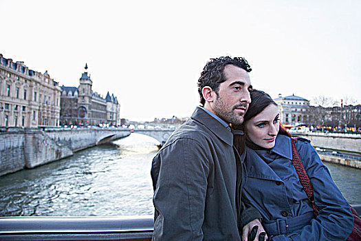 年轻,情侣,搂抱,桥,上方,赛纳河,河,巴黎,法国