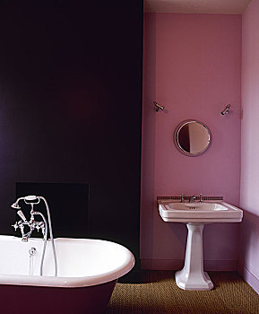 传统,粉色,浴室,单独,上面,基座,水槽,天鹅绒,帘