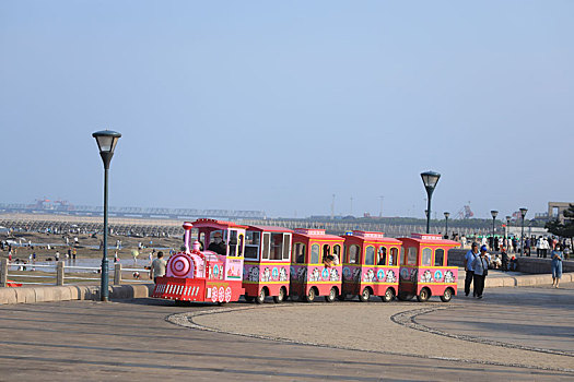 山东省日照市,夏日旅游掀起小高潮,海滨休闲度假人头攒动