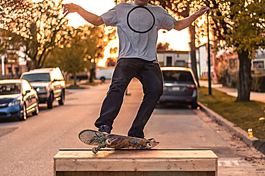 男青年,玩滑板,平衡性,上面,坡道,郊区,街道,日落,颈部