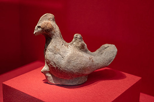 四川绵阳三台县博物馆藏文物汉代东汉红陶子母鸡