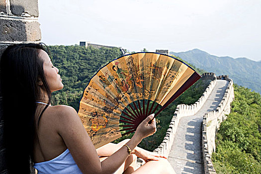 后视图,中年,女性,游客,拿着,风扇,长城,北京,中国