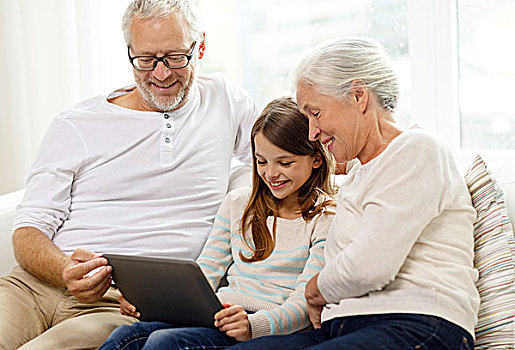 家庭,科技,人,概念,微笑,爷爷,孙女,祖母,平板电脑,电脑,坐,沙发,在家