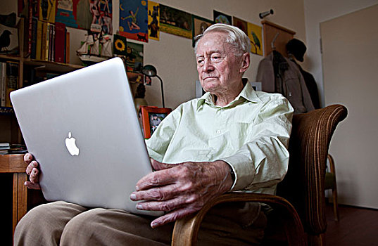老人,拿着,苹果,苹果电脑,笔记本电脑,膝,养老院,老年之家,柏林,德国,欧洲