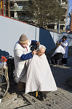 北京朝外街头理发