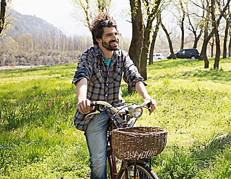 男青年,骑自行车,乡村,树林