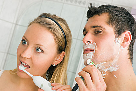 情侣,浴室,男人,剃,女人,刷,牙齿