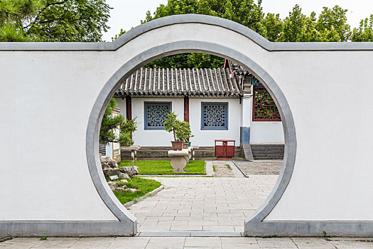 中式园林月亮门,河南省开封铁塔公园