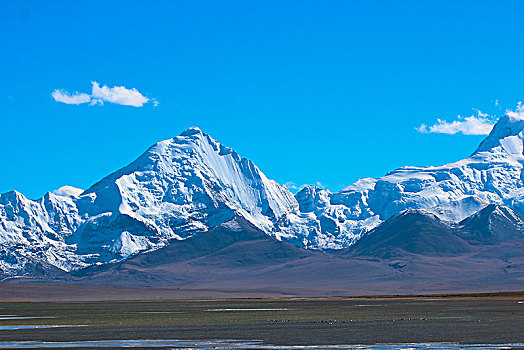 雪山下的河流