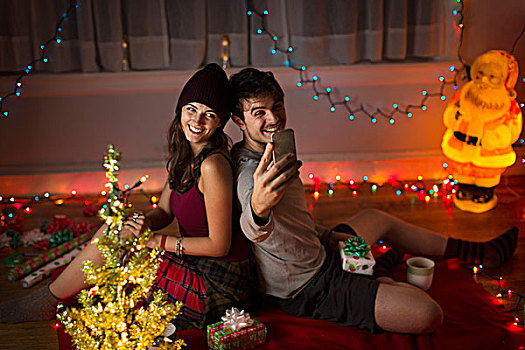 年轻,情侣,起居室,圣诞节