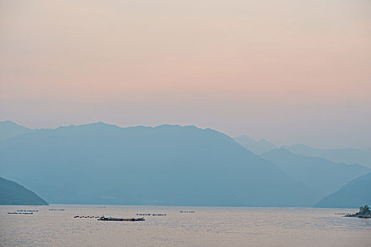 湖,岛,乌云,远山,网箱,芦苇,天空,船