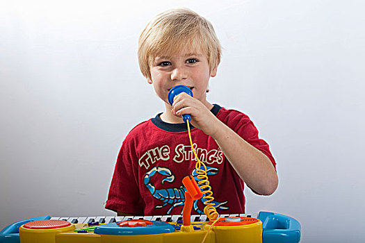 男孩,4-5岁,演奏,彩色,玩具,钢琴,唱,麦克风