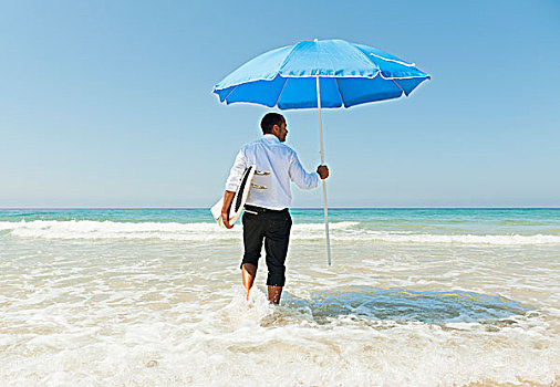 商务人士,海滩,拿着,海滩伞,冲浪板,安达卢西亚,西班牙