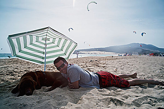 一个,男人,卧,海滩,狗,伞,塔里,安达卢西亚,西班牙