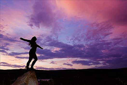 女人,站立,石头,抬臂,天空,日落,德纳里峰国家公园,室内,阿拉斯加,夏天