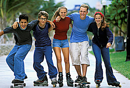 三个,青少年,滑旱冰,两个,滑板