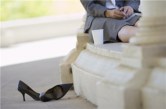 职业女性,坐,一个,咖啡时间,鞋,翘脚,户外,下部,倾斜