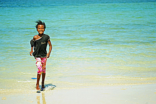 madagascar,tulear,ifaty,portrait,of,young,girl,at,the,beach