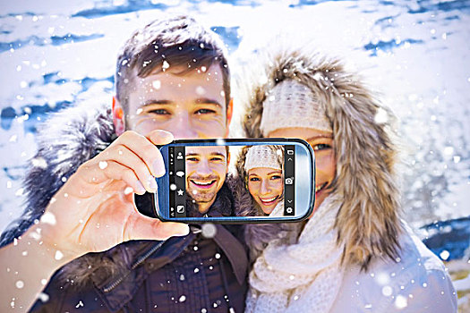 合成效果,图像,握着,智能手机,展示,情侣,毛皮,帽子,外套,下雪,山脉