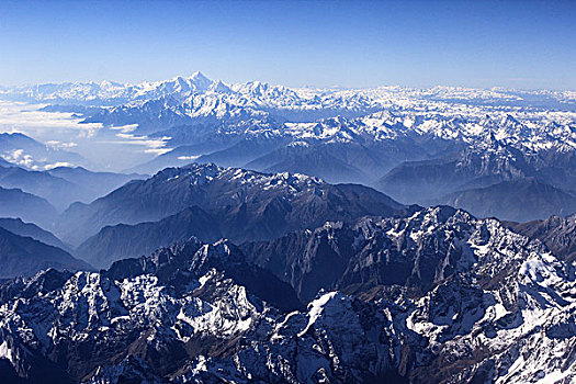 航拍雪山云海稻城亚丁