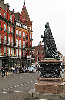 温莎镇上的泰晤士大街和女王塑像