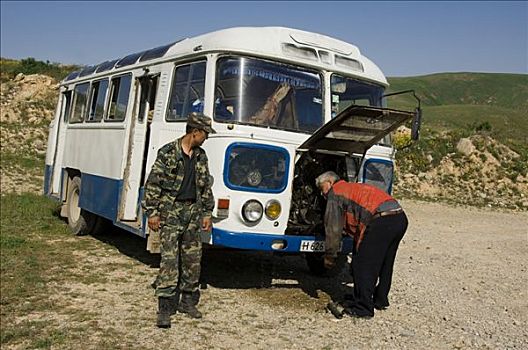 巴士司机,修理,破损,巴士,山路,哈萨克斯坦