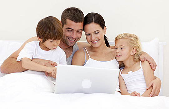 家庭,笔记本电脑,床上