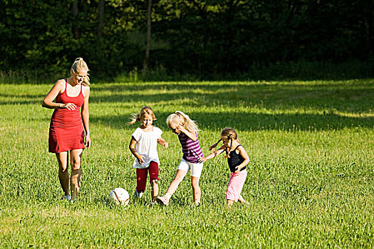 幸福之家,玩,足球,北方,绿色,日光,草地