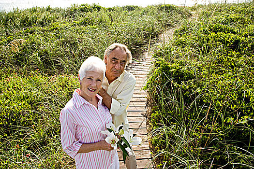 老年,夫妻,漫步,木板路,海滩