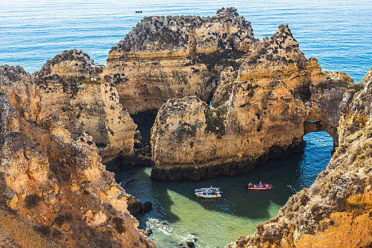船,海边风景,岩石,岸边,拉各斯,阿尔加维,葡萄牙,欧洲