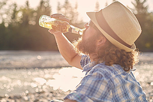 侧面视角,中年,男人,戴着,帽子,喝,啤酒,啤酒瓶