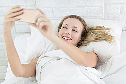 美女,卧,床上,智能手机