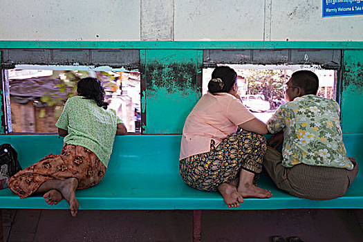 缅甸,乘客,坐,列车,仰光